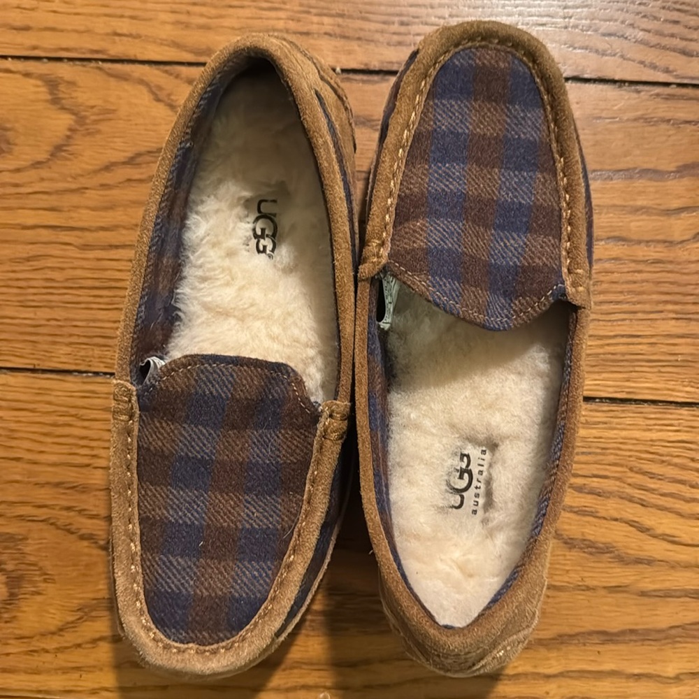 New Ugg boys flannel / brown grandpa house shoes sz 3 no box.